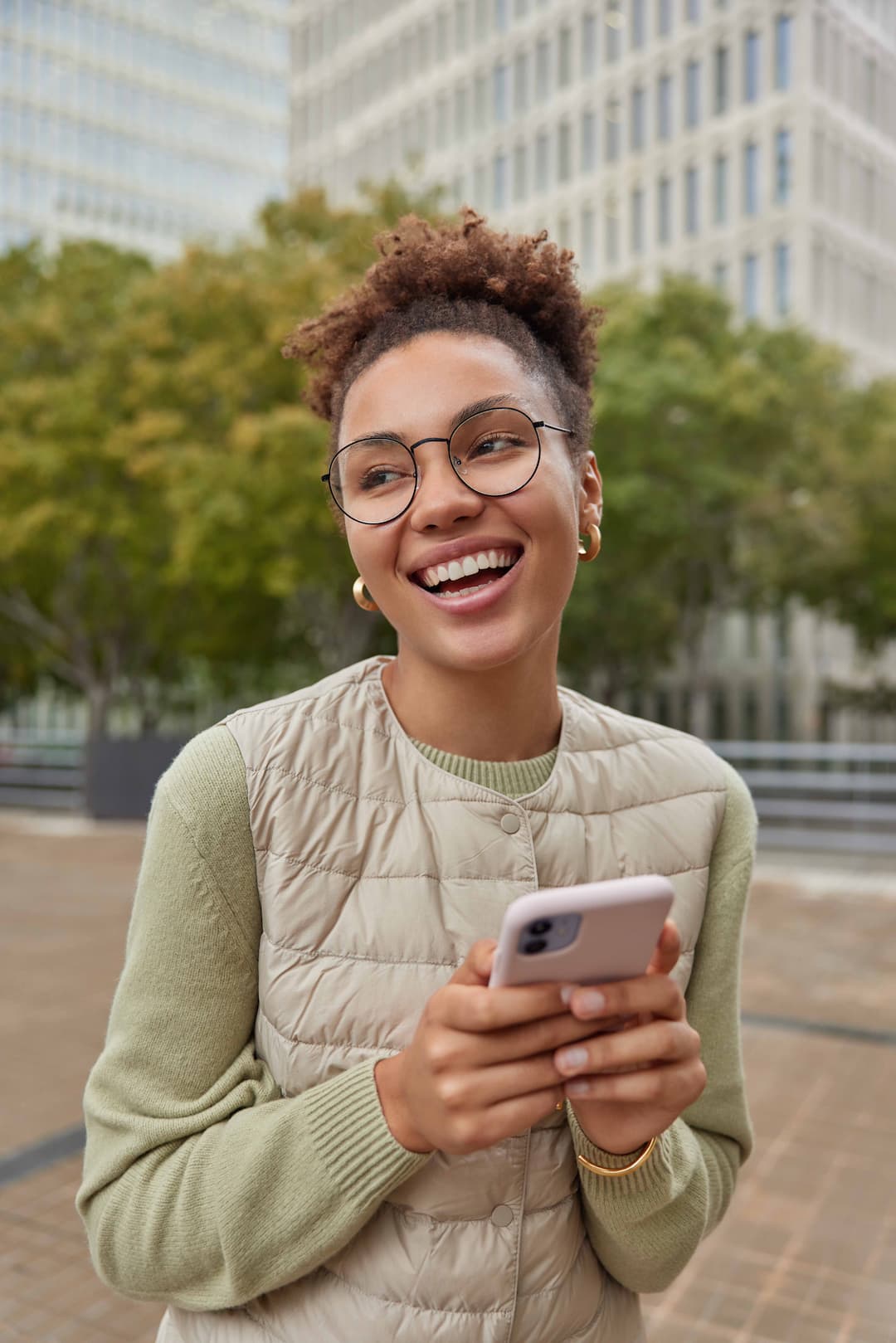 Woman using the GlimpZik aimagepplication