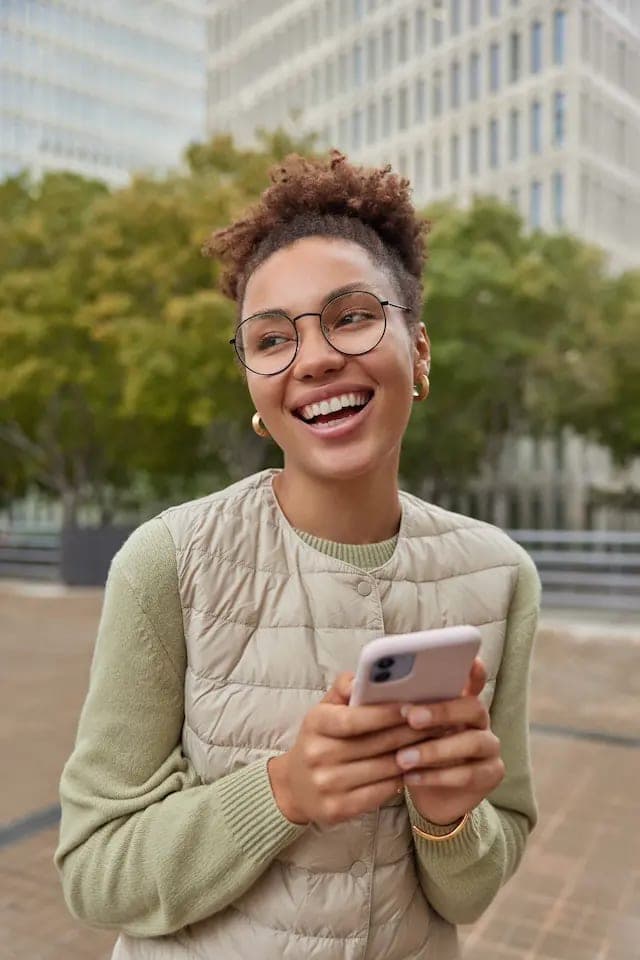 Woman using the GlimpZik aimagepplication